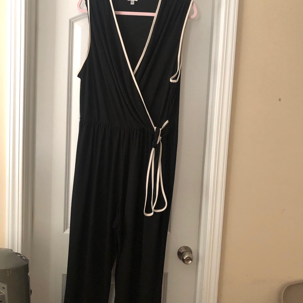 Jumpsuit with contrast piping